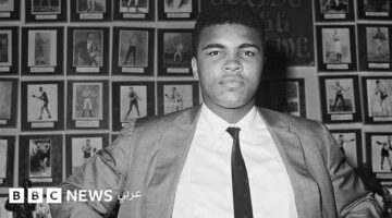 تجريد محمد علي من لقبه العالمي بسبب معارضته حرب فيتنام المثيرة للجدل