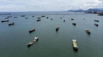 تراجع حركة السفن في مضيق هرمز إلى 15 ناقلة بعد شروط ترامب للاتفاق