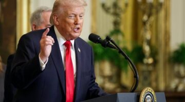 ترامب يلوح بضربة شاملة لإيران مع اقتراب موعد حاسم للمفاوضات غداً