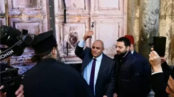 تسليم مفتاح كنيسة القيامة في الجمعة العظيمة وفق تقاليد مقدسة تعود لقرون