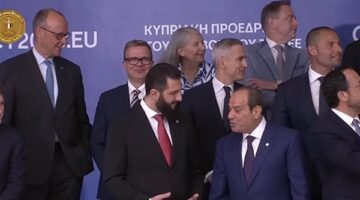 تعليق أحمد موسى على مشهد تجاهل الرئيس السيسي للصحفيين المتعجرفين في قبرص