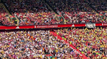 جمهور ليفربول ينظم تصرفاً احتجاجياً داخل مدرجات ملعب مباراة كريستال بالاس