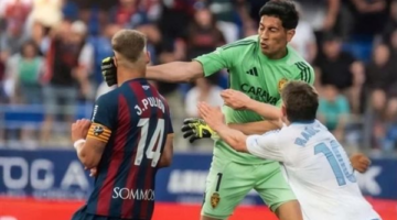 حارس سرقسطة يتحول لملاكم ويضع مسيرته الاحترافية على المحك في الملعب