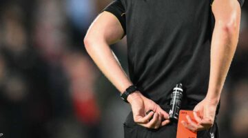 حكم فرنسي يثير الجدل بإشهار 24 بطاقة حمراء في مباراة واحدة