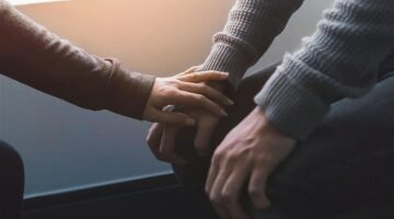 خدمات علاج الإدمان متاحة عبر الخط الساخن مجانًا وبسرية تامة على مدار اليوم