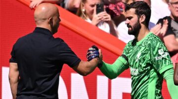 خلاف علني بين أليسون بيكر وسلوت يسبق قمة ليفربول ومانشستر سيتي المرتقبة