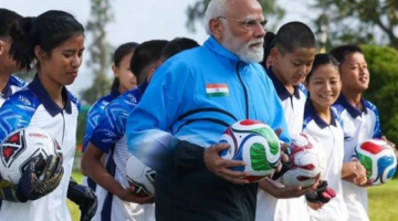 رئيس الوزراء الهندي يشارك الشباب في مباراة كرة قدم ودية بمدينة غانغتوك