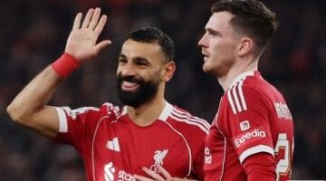 رحيل أساطير الدوري الإنجليزي يضع محمد صلاح وروبرتسون في واجهة المشهد الكروي