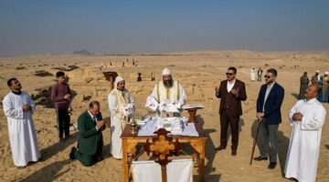 رهبان دير الأنبا بيشوي يقيمون قداساً داخل أرض الأديرة المطمورة قبل قرار الآثار