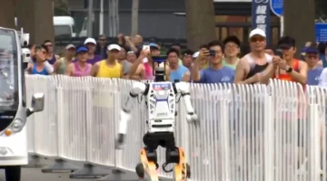 روبوتات صينية تتفوق على متسابقين بشريين في ماراثون جري بالعاصمة بكين