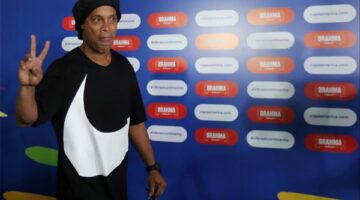 رونالدينيو يكشف كواليس مباراة منتصف الليل ويختار ثنائي برشلونة المفضل لديه