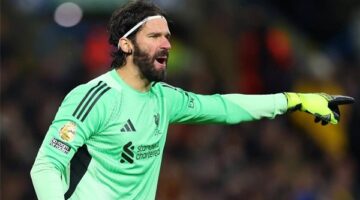 سلوت يكشف موقف أليسون من مباراة ليفربول وباريس سان جيرمان المرتقبة