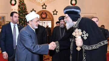 شيخ الأزهر يهنئ البابا تواضروس بعيد القيامة ويشدد على وحدة المصريين