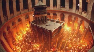 ظهور النور المقدس من قبر المسيح بكنيسة القيامة في مدينة القدس