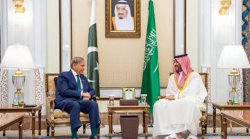 محمد بن سلمان يبحث مع رئيس وزراء باكستان مواجهة الهجمات الإيرانية ضد السعودية