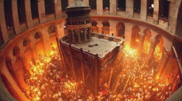 مسيحيو القدس يتوافدون على كنيسة القيامة بانتظار ظهور النور المقدس يوم سبت النور