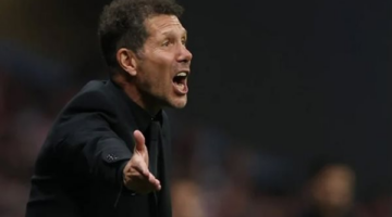 مشادة حادة بين سيميوني وبن وايت داخل نفق ملعب المباراة بعد صافرة النهاية