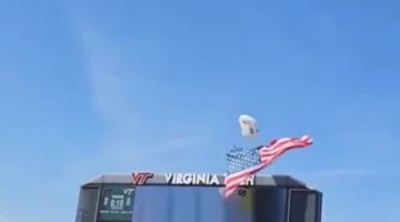 مشاهد مرعبة لاصطدام مظلي بلوحة النتائج داخل ملعب في ولاية فرجينيا الأمريكية