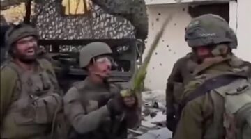 مقطع مصور يوثق سخرية جندي بجيش الاحتلال من أحد السعف بكنيسة القيامة