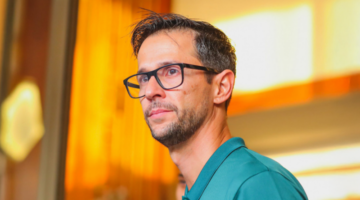 من هو مدرب النصر الذي ألحق هزيمة تاريخية بالهلال بأربعة أهداف؟