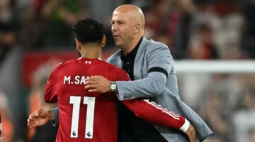 هل يعيش أرني سلوت حالة وهم مع استمرار دعم جماهير ليفربول له؟