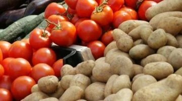 تباين أسعار الخضراوات والفاكهة في كفر الشيخ مع وصول الطماطم لـ35 جنيها