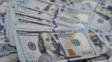 تراجع سعر الدولار في البنوك والسوق الموازية قبيل اجتماع المركزي لحسم الفائدة