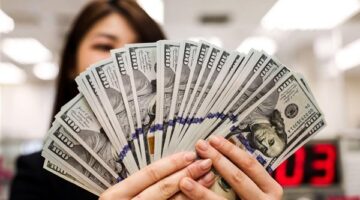 استقرار سعر الدولار وسط ارتفاع قيمته بالسوق الموازية ثالث أيام العيد