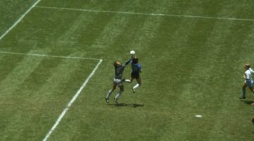 الأرجنتين تكرم حكما تونسيا أدار مواجهة تاريخية في مونديال 1986 بعد 40 عاما