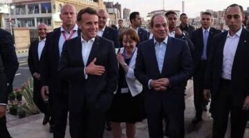 السيسي يصطحب الرئيس ماكرون في جولة تفقدية داخل قلعة قايتباي الأثرية