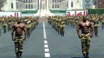 اللواء نصر سالم يحلل دلالات تدريبات الصاعقة أمام المواطنين في مدينة العبور