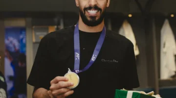النادي الأهلي يكرم الرشيدي بميدالية وساعة تقديراً لمسيرته في الملاعب السعودية
