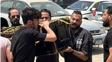 انهيار إبراهيم سعيد في جنازة والدته وتشييع الجثمان من مسجد السيدة نفيسة