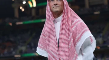 بن هاربورغ يخطف الأنظار في السعودية بعد ظهوره المفاجئ بالزي الوطني