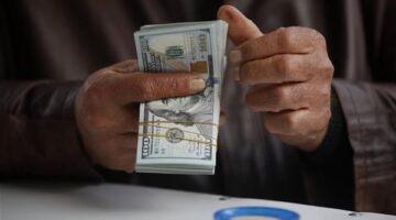 تباين سعر الدولار مقابل الجنيه بين استقرار البنوك وتراجع السوق الموازية