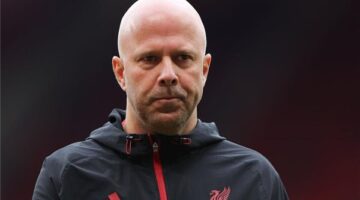 تصريحات سلوت حول خسارة محمد صلاح وإيزاك أمام مانشستر يونايتد تثير الجدل