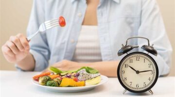 تناول العشاء قبل النوم بساعات يعزز خسارة الوزن ويحسن جودة النوم