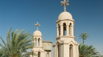 صور منتحلي صفة الرهبنة بدير الأنبا مكاريوس بوادي الريان يجمعون تبرعات دون تفويض