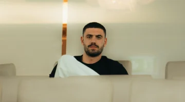 صورة ديميرال بقميص الأهلي تثير تفاعلاً واسعاً بين الجماهير عبر منصة إكس