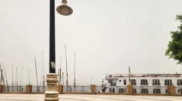 عاصفة ترابية تكسو سماء معبد الأقصر وطريق الكباش بحالة جوية استثنائية