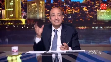 عمرو أديب ينفعل على فريق برنامجه عقب فوز الأهلي على الزمالك بالفيديو