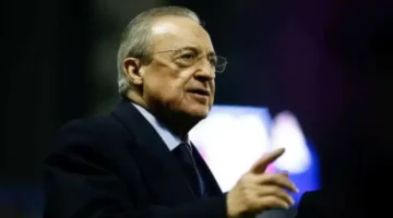 غضب جماهير ريال مدريد في مدرجات البرنابيو يطالب برحيل فلورنتينو بيريز بقميص برشلونة