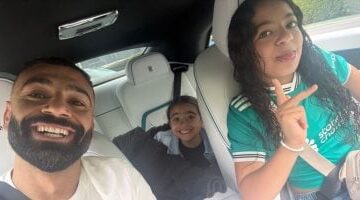 كواليس ظهور محمد صلاح مع ابنتيه مكة وكيان في لقطات عفوية ودافرة