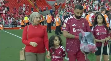 لقطات مؤثرة لزوجة محمد صلاح في حفل تكريمه بملعب أنفيلد التاريخي