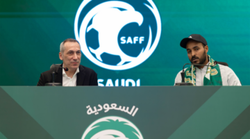 من هو موسى مترجم المدرب دونيس الذي يرافق المنتخب السعودي؟