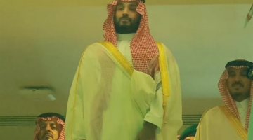 ولي العهد السعودي يسلم كأس الملك لقائد الهلال سالم الدوسري في الرياض