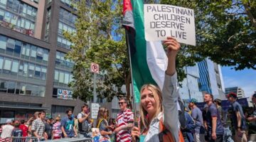 استطلاع يوثق انحياز جماهير المونديال بين علم فلسطين وعلم إسرائيل في فيديو رياضي