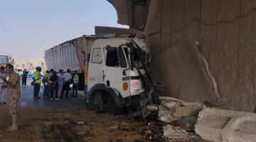 اصطدام شاحنة تريلا بكوبري الممشى السياحي أمام المتحف المصري الكبير دون إصابات