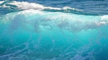 تحذيرات من السباحة في شواطئ الأبيض وأم الرخم وعجيبة بسبب ارتفاع الأمواج