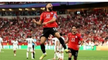 تفاصيل غريبة وراء هدف منتخب مصر الثاني وسط انشغال مدافع نيوزيلندا بملابسه